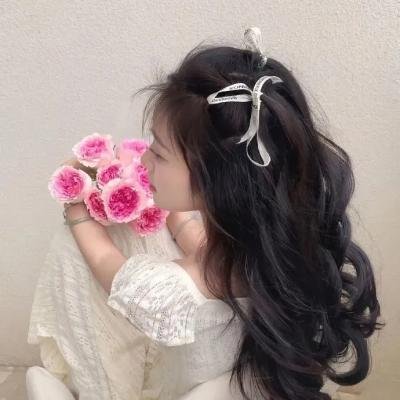 当红小花机场牵手女助理，一夜之间内幕曝光，公司火速否认